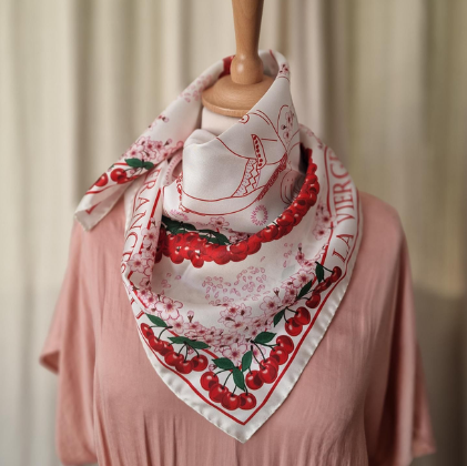 Foulard - VIERGE A LA CERISE BEIGE - image 2